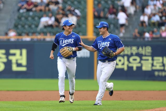 삼성 라이온즈 류지혁, 최원태가 올해 정규시즌 경기에서 이닝을 마친 뒤 함께 더그아웃으로 달려오고 있다. 삼성 라이온즈