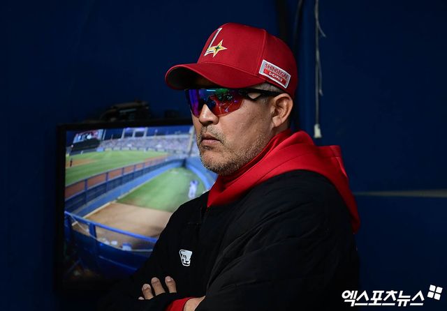 2일 오후 서울 잠실야구장에서 열린 '2025 신한 SOL Bank KBO리그' SSG 랜더스와 LG 트윈스의 경기, SSG 이숭용 감독이 더그아웃에서 경기를 지켜보고 있다. 엑스포츠뉴스 DB