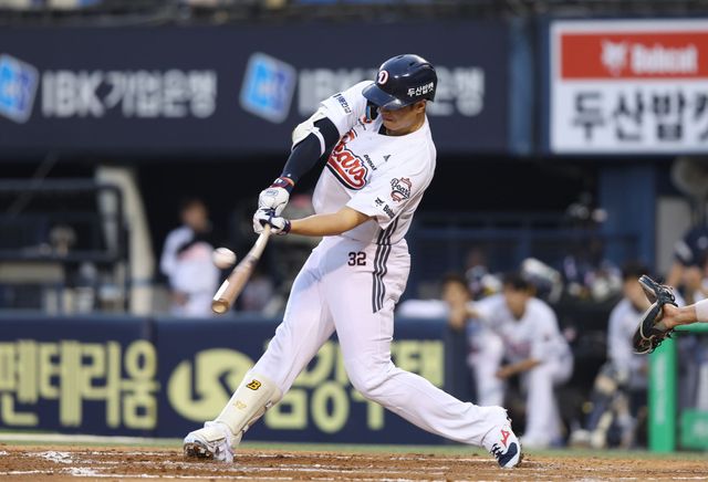 두산 베어스 김재환이 24일 잠실 한화 이글스전에서 타격하고 있다. 두산 베어스