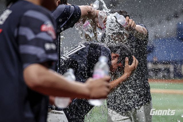 23일 서울 고척스카이돔에서 열린 2025 신한 SOL Bank KBO리그 키움 히어로즈와 원정경기에 선발 등판해 시즌 10승을 달성한 롯데 자이언츠 박세웅이 경기 종료 후 동료들에게 축하의 물세례를 받았다. 롯데 자이언츠