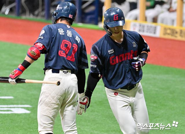 24일 오후 서울 구로구 고척스카이돔에서 열린 '2025 신한 SOL Bank KBO리그' 롯데 자이언츠와 키움 히어로즈의 경기, 1회초 1사 롯데 고승민이 솔로 홈런을 날린 후 윤동희와 하이파이브를 하고 있다. 고척, 김한준 기자