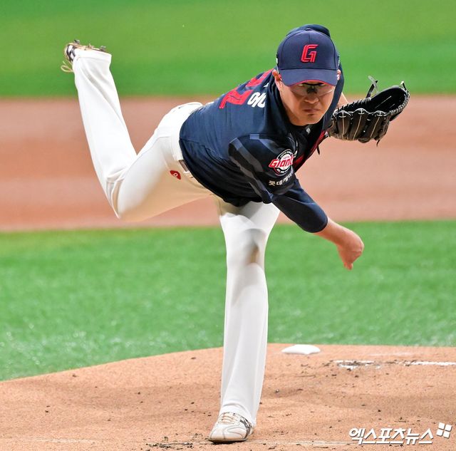 23일 오후 서울 구로구 고척스카이돔에서 열린 '2025 신한 SOL Bank KBO리그' 롯데 자이언츠와 키움 히어로즈의 경기, 1회말 롯데 선발투수 박세웅이 공을 힘차게 던지고 있다.