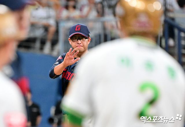 23일 오후 서울 구로구 고척스카이돔에서 열린 '2025 신한 SOL Bank KBO리그' 롯데 자이언츠와 키움 히어로즈의 경기, 4회말 롯데 박세웅이 사구에 맞은 키움 이주형에게 사과의 인사를 하고 있다. 엑스포츠뉴스DB