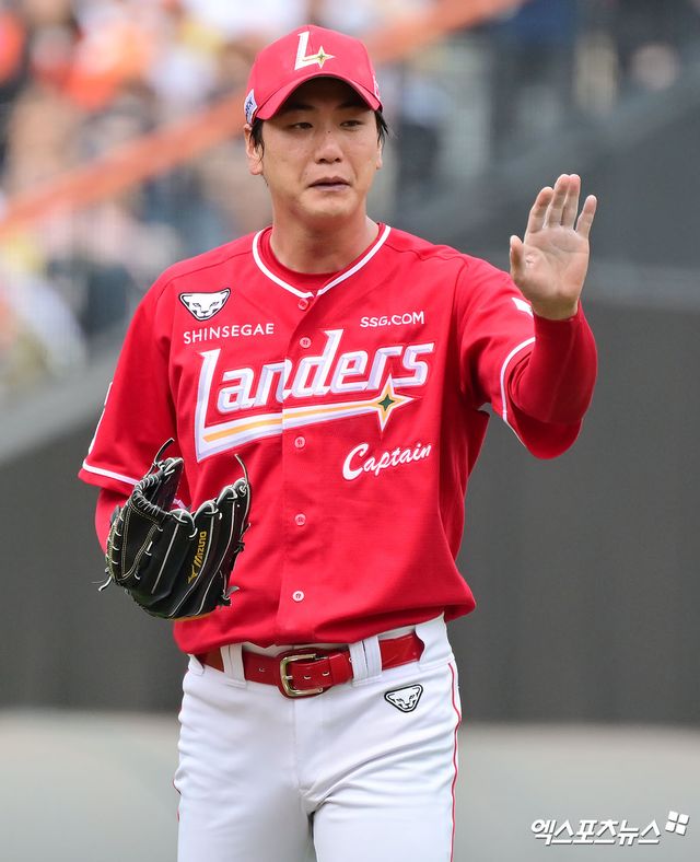 17일 오후 대전 한화생명 볼파크에서 열린 '2025 신한 SOL Bank KBO리그' SSG 랜더스와 한화 이글스의 더블헤더 1차전 경기, 2회말 2사 1,2루 SSG 김광현이 사구에 맞은 한화 최재훈에게 사과 인사를 하고 있다. 엑스포츠뉴스 DB