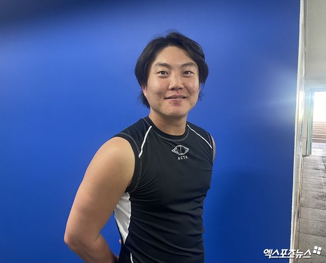 삼성 라이온즈 류지혁이 대구 삼성라이온즈파크에서 인터뷰 후 기념촬영하고 있다. 최원영 기자