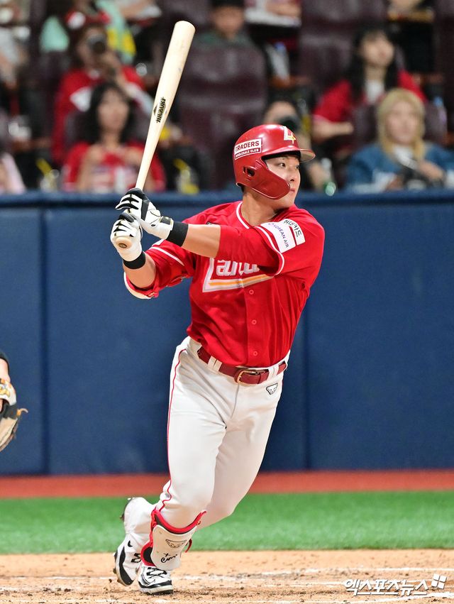 19일 오후 서울 구로구 고척스카이돔에서 열린 '2025 신한 SOL Bank KBO리그' SSG 랜더스와 키움 히어로즈의 경기, 3회초 SSG 최준우가 타격을 하고 있다. 결과는 투수 앞 땅볼 아웃. 엑스포츠뉴스 DB