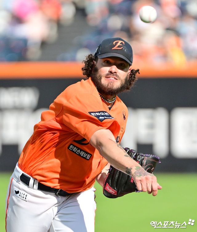 한화 이글스 선발투수 코디 폰세가 올해 정규시즌 경기에 등판해 역투하고 있다. 엑스포츠뉴스 DB