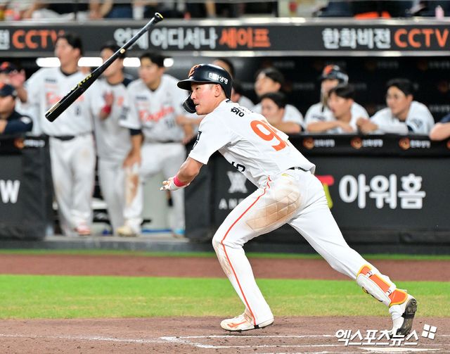 한화 이글스 내야수 황영묵이 올해 정규시즌 경기에 출전해 타격하고 있다. 엑스포츠뉴스 DB