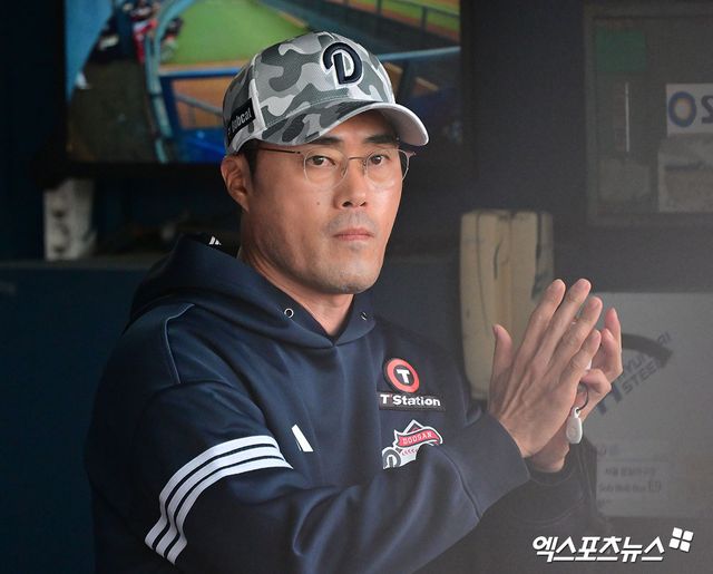 두산 베어스 조성환 감독대행이 올해 정규시즌 경기에서 선수들에게 박수를 보내고 있다. 엑스포츠뉴스 DB