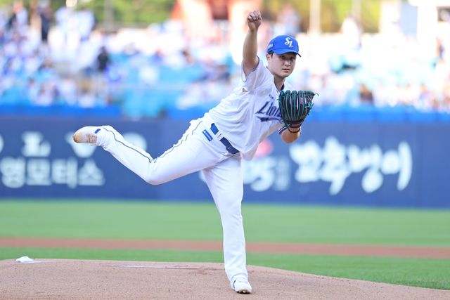 24일 오후 대구삼성라이온즈파크에서 열린 '2025 신한 SOL Bank KBO리그' SSG 랜더스와 삼성 라이온즈의 경기, 삼성 선발투수 최원태가 공을 힘차게 던지고 있다. 삼성 라이온즈