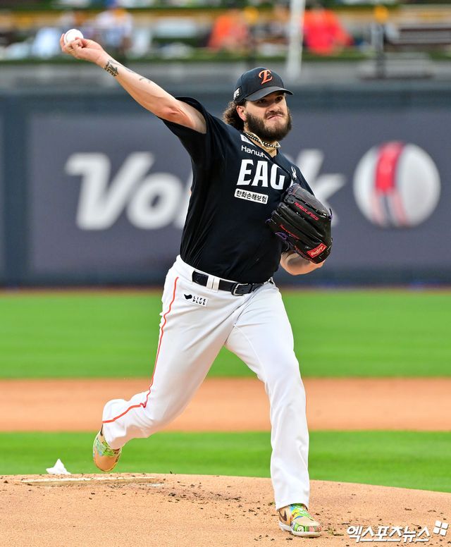 한화 이글스 선발투수 코디 폰세가 올해 정규시즌 경기에 등판해 투구하고 있다. 엑스포츠뉴스 DB