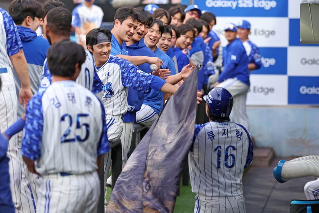 삼성 라이온즈 류지혁이 올해 정규시즌 경기에서 홈런을 친 뒤 축하 받고 있다. 삼성 라이온즈