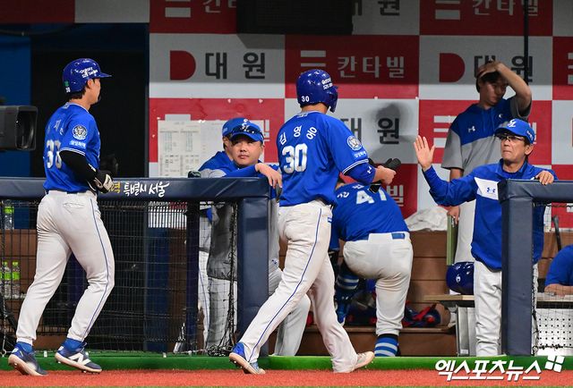 20일 오후 서울 구로구 고척스카이돔에서 열린 '2025 신한 SOL Bank KBO리그' 삼성 라이온즈와 키움 히어로즈의 경기, 11회초 2사 만루 삼성 김영웅이 구자욱의 3타점 2루타때 득점에 성공하고 있다. 엑스포츠뉴스 DB