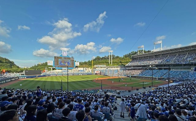 삼성 라이온즈가 24일 대구삼성라이온즈파크에서 열린 2025 신한 SOL Bank KBO리그 SSG 랜더스와의 시즌 12차전에서 올 시즌 38번째 홈경기 매진을 달성했다. 누적 관중 수는 114만294명이 됐다. 삼성 라이온즈