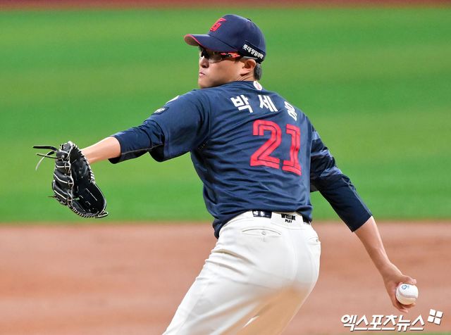 23일 오후 서울 구로구 고척스카이돔에서 열린 '2025 신한 SOL Bank KBO리그' 롯데 자이언츠와 키움 히어로즈의 경기, 1회말 롯데 선발투수 박세웅이 공을 힘차게 던지고 있다. 엑스포츠뉴스DB