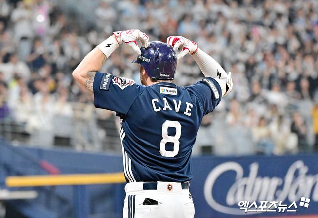 두산 베어스 제이크 케이브가 올해 정규시즌 경기에서 세리머니하고 있다. 엑스포츠뉴스 DB