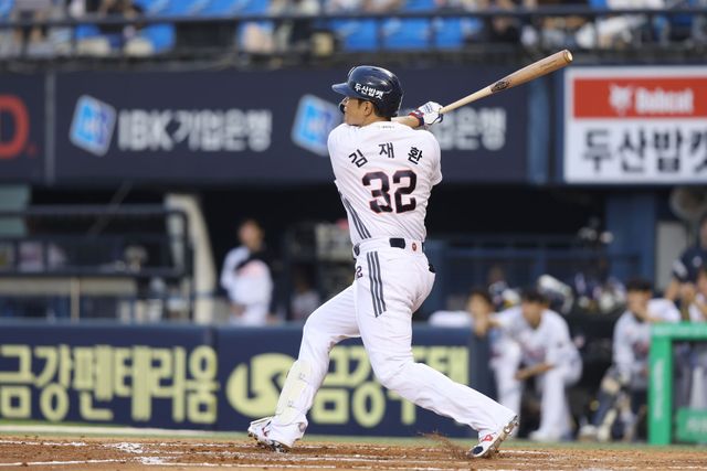 두산 베어스 김재환이 24일 잠실 한화 이글스전에서 타격하고 있다. 두산 베어스