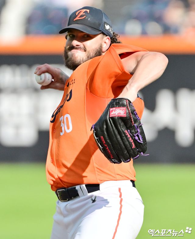 한화 이글스 선발투수 코디 폰세가 올해 정규시즌 경기에 등판해 역투하고 있다. 엑스포츠뉴스 DB