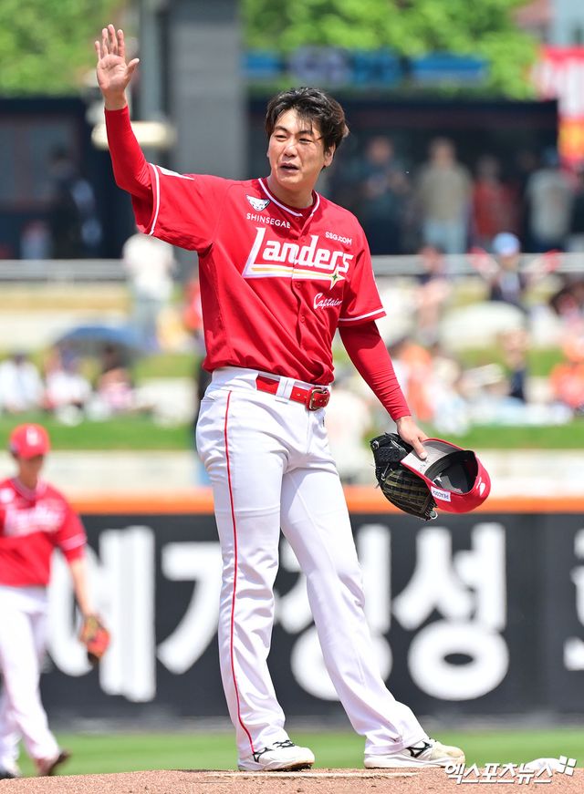 17일 오후 대전 한화생명 볼파크에서 열린 '2025 신한 SOL Bank KBO리그' SSG 랜더스와 한화 이글스의 더블헤더 1차전 경기, 1회말 SSG 선발투수 김광현이 공을 힘차게 던지고 있다. 엑스포츠뉴스 DB