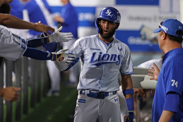 24일 오후 대구삼성라이온즈파크에서 열린 '2025 신한 SOL Bank KBO리그' SSG 랜더스와 삼성 라이온즈의 경기, 6회말 무사 1, 3루 삼성 르윈 디아즈가 1타점 희생플라이를 날린 뒤 동료들과 기쁨을 나누고 있다. 삼성 라이온즈