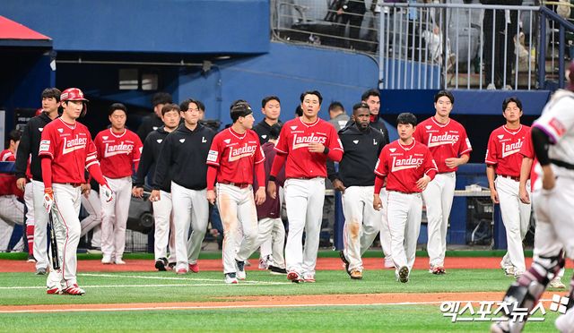 28일 오후 서울 구로구 고척스카이돔에서 열린 '2025 신한 SOL Bank KBO리그' SSG 랜더스와 키움 히어로즈의 경기, 키움이 SSG에 9:3으로 승리하며 3연승을 기록했다. 경기종료 후 SSG 선수들이 그라운드로 나오고 있다. 엑스포츠뉴스 DB