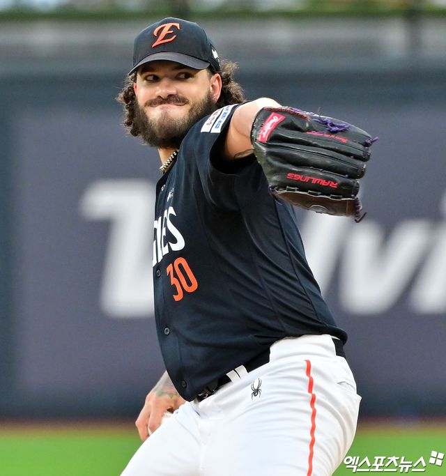 한화 이글스 선발투수 코디 폰세가 올해 정규시즌 경기에 등판해 역투하고 있다. 엑스포츠뉴스 DB