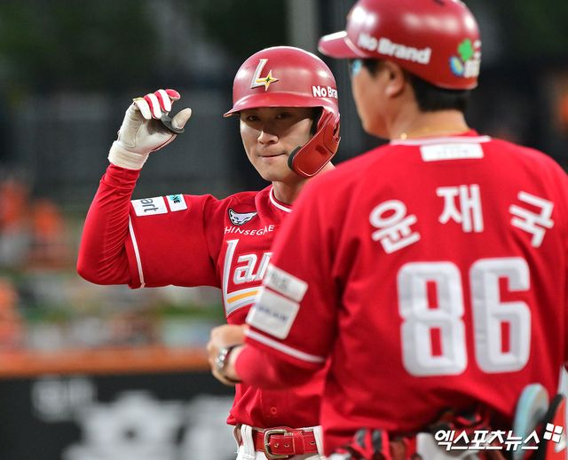 17일 오후 대전 한화생명 볼파크에서 열린 '2025 신한 SOL Bank KBO리그' SSG 랜더스와 한화 이글스의 더블헤더 2차전 경기, 5회초 무사 1루 SSG 안상현이 좌전안타를 날린 후 기뻐하고 있다. 엑스포츠뉴스 DB