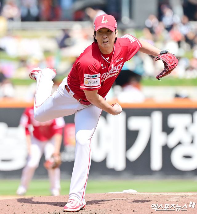 18일 오후 대전 한화생명 볼파크에서 열린 '2025 신한 SOL Bank KBO리그' SSG 랜더스와 한화 이글스의 경기, 2회말 SSG 선발투수 문승원이 공을 힘차게 던지고 있다. 엑스포츠뉴스 DB