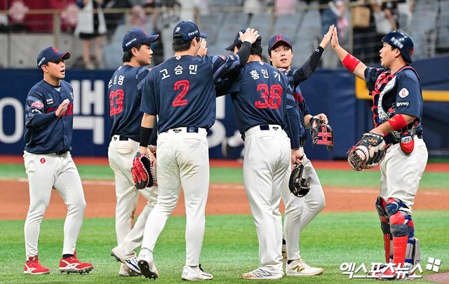 24일 오후 서울 구로구 고척스카이돔에서 열린 '2025 신한 SOL Bank KBO리그' 롯데 자이언츠와 키움 히어로즈의 경기, 롯데가 키움에 4:0으로 승리하며 위닝시리즈를 달성했다. 이날 경기에서 승리한 롯데 선수들이 기뻐하고 있다. 고척, 김한준 기자