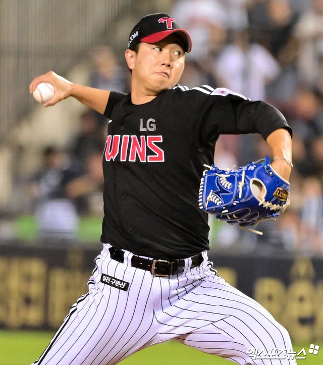 25일 오후 서울 송파구 잠실야구장에서 열린 '2025 신한 SOL Bank KBO리그' LG 트윈스와 두산 베어스의 경기, 9회말 LG 유영찬이 공을 힘차게 던지고 있다. 엑스포츠뉴스 잠실, 김한준 기자