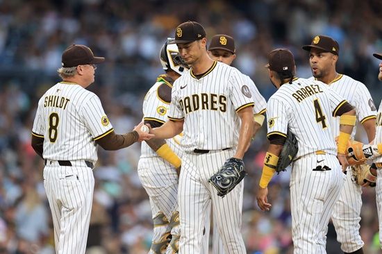 샌디에이고 파드리스 다르빗슈 유가 25일(한국시간) 미국 미주리주 세인트루이스의 부시 스타디움에서 열린 2025 메이저리그 세인트루이스 카디널스와의 원정 경기에 선발 등판해 3⅓이닝 8피안타(2피홈런) 2볼넷 3탈삼진 7실점을 기록, 시즌 첫 승 수확에 실패했다. 연합뉴스