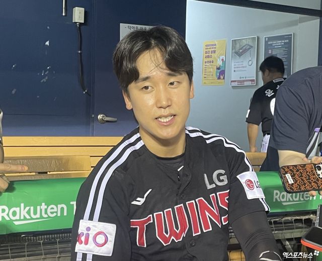 LG 트윈스 구본혁이 경기가 끝난 후 취재진의 인터뷰에 응하고 있다. 엑스포츠뉴스 잠실, 김유민 기자