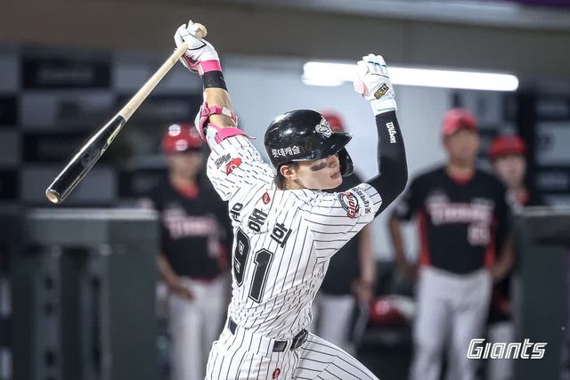 롯데 자이언츠 윤동희가 25일 부산 사직야구장에서 열린 2025 신한 SOL Bank KBO리그 KIA 타이거즈와의 팀 간 10차전에서 4회말 역전 2점 홈런을 기록했다. 사진 롯데 자이언츠