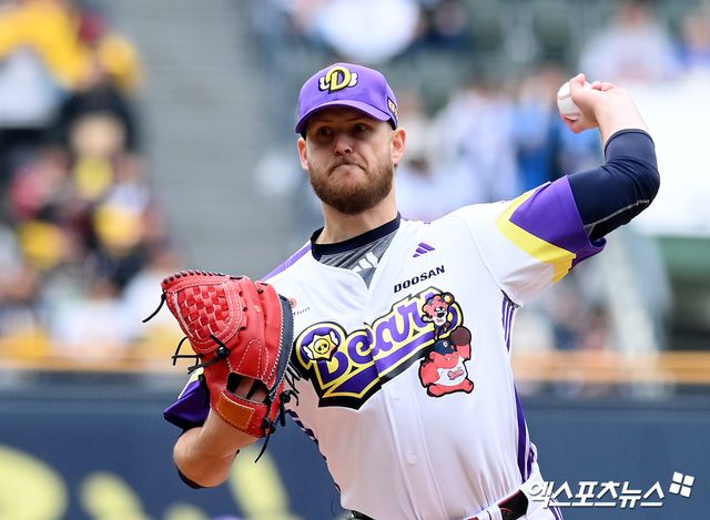 지난 5월 5일 오후 서울 잠실야구장에서 열린 '2025 신한 SOL Bank KBO리그' LG 트윈스와 두산 베어스의 경기, 1회초 두산 선발투수 콜어빈이 공을 힘차게 던지고 있다. 엑스포츠뉴스 DB