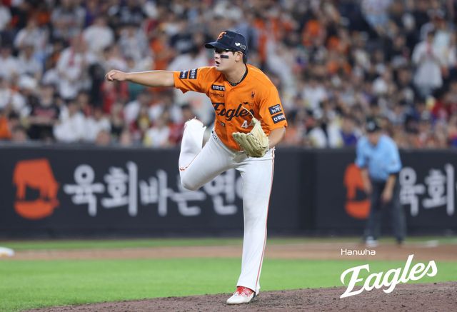 김경문 감독이 이끄는 한화 이글스는 25일 대전 한화생명 볼파크에서 열린 2025 신한 SOL Bank KBO리그 SSG 랜더스와의 홈경기에서 승리했다. 이날 승리로 한화는 시즌 전적 57승34패3무를 만들고 연패 없이 1위 자리를 지켰다. 한화 마무리 김서현이 역투하고 있다. 한화 이글스