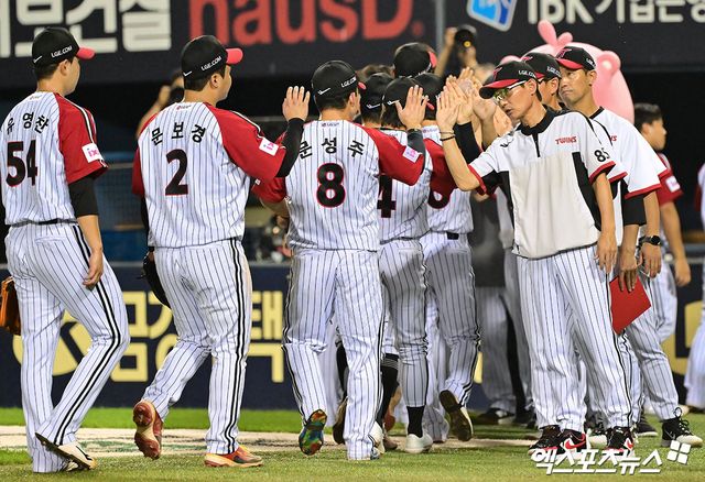 지난 20일 오후 서울 송파구 잠실야구장에서 열린 '2025 신한 SOL Bank KBO리그' 롯데 자이언츠와 LG 트윈스의 경기, LG가 롯데에 3:2로 승리하며 위닝시리즈를 달성했다. 이날 경기에서 승리한 LG 염경엽 감독이 선수들과 하이파이브를 하고 있다. 엑스포츠뉴스 DB