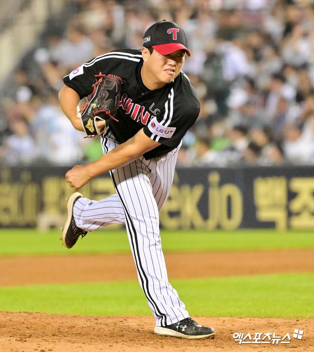 25일 오후 서울 송파구 잠실야구장에서 열린 '2025 신한 SOL Bank KBO리그' LG 트윈스와 두산 베어스의 경기, 5회말 LG 함덕주가 공을 힘차게 던지고 있다. 엑스포츠뉴스 잠실, 김한준 기자