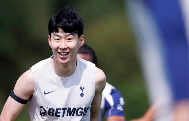 손흥민이 미국 메이저리그사커(MLS) 굴지의 구단인 로스앤젤레스 FC 러브콜을 받고 있다. 외신은 손흥민의 결심만 남았다고 주목하는 중이다. 토트넘은 손흥민의 이적료로 280억원 가량을 책정했다. 10년 전 400억원에 손흥민 데려와 큰 마케팅 수입 낸 것을 고려하면 되파는 것도 훌륭하게 하는 셈이다. 토트넘 홋스퍼