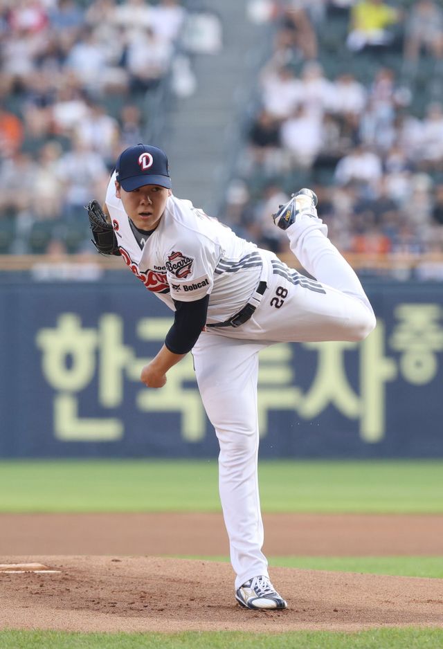 두산 베어스 선발투수 최승용이 24일 잠실 한화 이글스전에 등판해 투구하고 있다. 두산 베어스