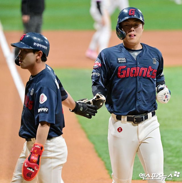 롯데 자이언츠 내야수 고승민(오른쪽)이 지난 24일 고척 키움 히어로즈전에서 결승 솔로 홈런을 기록했다. 사진 엑스포츠뉴스 DB