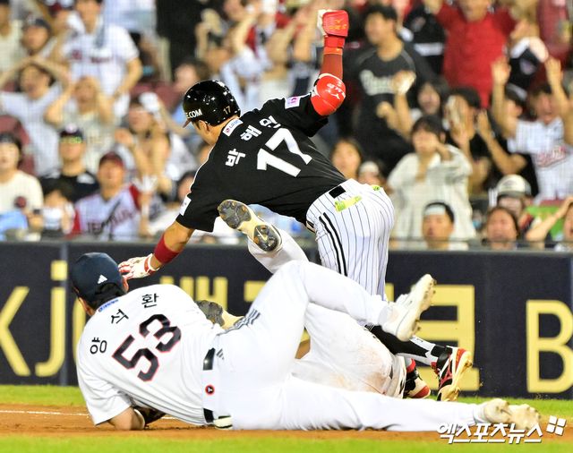 25일 오후 서울 송파구 잠실야구장에서 열린 '2025 신한 SOL Bank KBO리그' LG 트윈스와 두산 베어스의 경기, 9회초 1사 만루 LG 박해민이 넘어져있는 두산 오명진에게 걸려 넘어지고 있다. 엑스포츠뉴스 잠실, 김한준 기자
