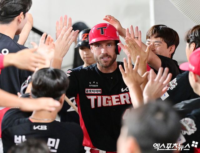 KIA 타이거즈 외국인 타자 패트릭 위즈덤이 25일 부산 사직야구장에서 열린 2025 신한 SOL Bank KBO리그 롯데 자이언츠와의 팀 간 10차전에서 4회초 선제 솔로 홈런을 기록했다. 사진 엑스포츠뉴스 DB