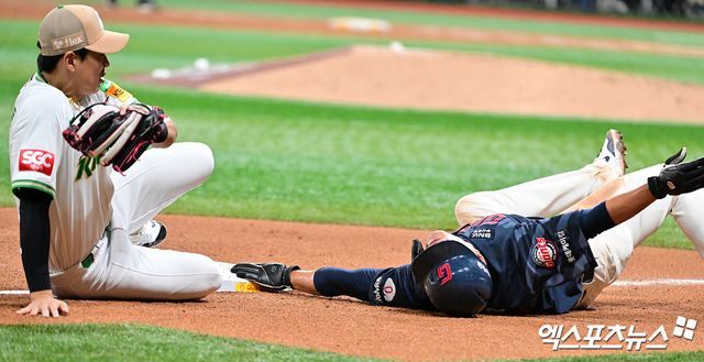 24일 오후 서울 구로구 고척스카이돔에서 열린 '2025 신한 SOL Bank KBO리그' 롯데 자이언츠와 키움 히어로즈의 경기, 5회초 1사 2,3루 롯데 손호영이 키움 김재현의 견제에 귀루하고 있다. 비디오판독 결과 원심 아웃에서 세이프로 판정이 번복되었다. 고척, 김한준 기자