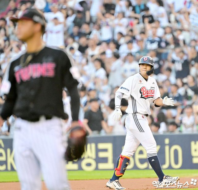 25일 오후 서울 송파구 잠실야구장에서 열린 '2025 신한 SOL Bank KBO리그' LG 트윈스와 두산 베어스의 경기, 1회말 1사 1,3루 두산 박준순이 1타점 적시타를 날리고 있다. 엑스포츠뉴스 잠실, 김한준 기자