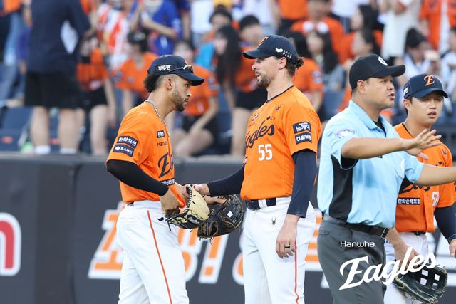 김경문 감독이 이끄는 한화 이글스는 25일 대전 한화생명 볼파크에서 열린 2025 신한 SOL Bank KBO리그 SSG 랜더스와의 홈경기에서 승리했다. 이날 승리로 한화는 시즌 전적 57승34패3무를 만들고 연패 없이 1위 자리를 지켰다. 한화 선발투수 라이언 와이스와 외인 타자 루이스 리베라토가 인사하고 있다. 한화 이글스