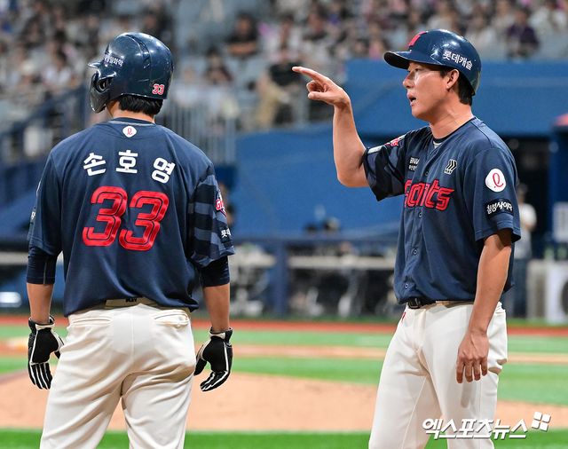 24일 오후 서울 구로구 고척스카이돔에서 열린 '2025 신한 SOL Bank KBO리그' 롯데 자이언츠와 키움 히어로즈의 경기, 5회초 무사 2루 롯데 손호영이 한태양의 2루타때 3루까지만 진루한 후 고영민 코치와 대화를 나누고 있다. 고척, 김한준 기자