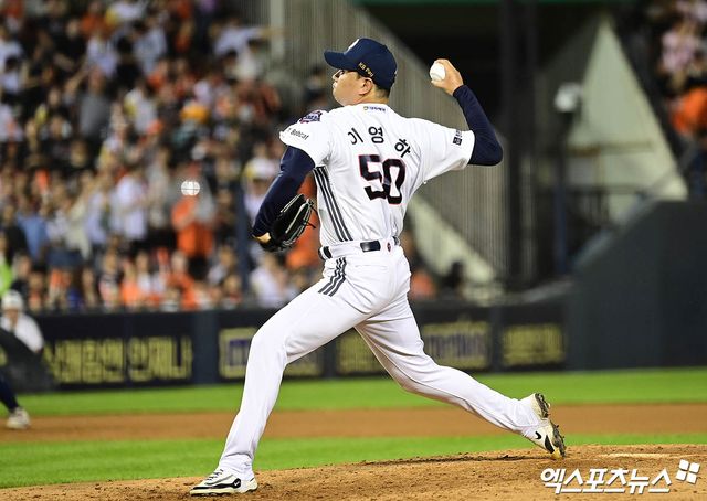 지난 22일 오후 서울 송파구 잠실야구장에서 열린 '2025 신한 SOL Bank KBO리그' 한화 이글스와 두산 베어스의 경기, 8회초 두산 이영하가 역투하고 있다. 엑스포츠뉴스 DB