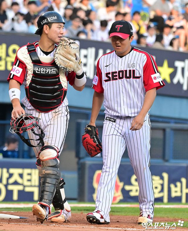 지난 6월 22일 오후 서울 송파구 잠실야구장에서 열린 '2025 신한 SOL Bank KBO리그' 두산 베어스와 LG 트윈스의 경기, 6회초 수비를 마친 LG 이주헌과 송승기가 대화를 나누고 있다. 엑스포츠뉴스 DB