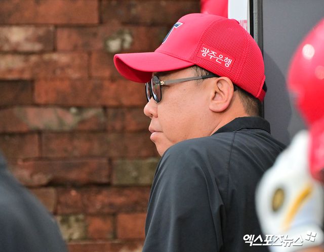 이범호 감독이 이끄는 KIA 타이거즈가 지난 24일 LG 트윈스와의 광주 홈 경기에서 패배, 2013년 이후 12년 만에 LG 상대 홈 3연전 스윕패로 고개를 숙였다. 사진 엑스포츠뉴스 DB