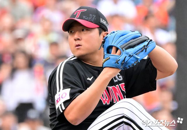 지난 6월 15일 오후 대전 한화생명 볼파크에서 열린 '2025 신한 SOL Bank KBO리그' LG 트윈스와 한화 이글스의 경기, 1회말 LG 선발투수 송승기가 공을 힘차게 던지고 있다. 엑스포츠뉴스 DB